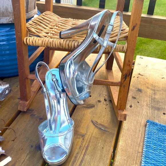 Burberry Silver Metallic pumps, chunky! Excellent Condition! Size ❤️🔥 - Picture 3 of 11